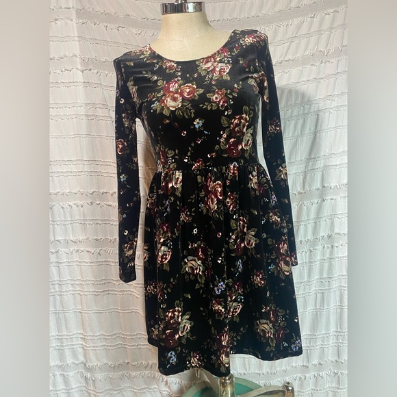 One Clothing Velvet Floral Dress - Picture 3 of 10